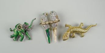 THREE ANIMAL DESIGN BAR BROOCHES TO INCLUDE ENAMEL ELEPHANT, stone set lizard and pair of parrots (
