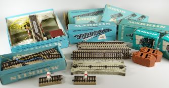 QUANTITY OF BOXED MARKLIN TRACK AND ACCESSORIES TO INCLUDE FULLY-AUTOMATIC LEVEL CROSSING WITH TRACK