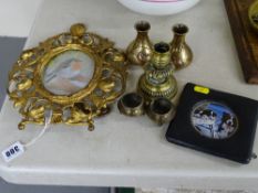 Print of a robin in an attractive gilt leaf and scrolled easel frame, a pair of small Oriental brass