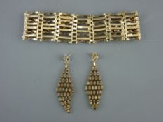 A NINE CARAT GOLD GATE LINK BRACELET & EARRINGS SET, the bracelet having padlock clasp and safety