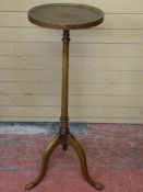 A REGENCY MAHOGANY TORCHERE STAND with boxwood string inlay and dished circular top on a tripod