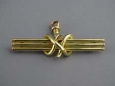 A FIFTEEN CARAT GOLD TRIPLE BAR & LOOPED BROOCH with swivel, 4 grms