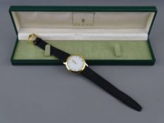 A GENT'S GUCCI 2200M WRISTWATCH & STRAP in original box