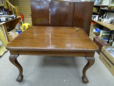 AN EARLY 20th CENTURY MAHOGANY EXTENDING DINING TABLE with four additional leaves, the supports