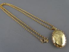 A NINE CARAT GOLD FLORAL CHASED LOCKET & NECKLACE, 12.6 grms gross