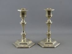 A PAIR OF SILVER COLUMN CANDLESTICKS, London 1918, maker Thomas Bradbury, having removable