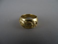 Nine carat gold gent's ring with dragon top decoration, 6.8 grms, ring size 'P'