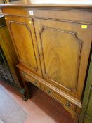 Drinks/cocktail cabinet having twin doors over two base drawers on tapered supports