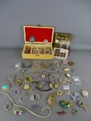 Quantity of gold, silver and costume jewellery with a collection of vintage buttons including a
