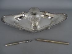 Silver boat shaped ink stand, London 1896 with a silver cased dip pen, 8 troy ozs gross weighable (