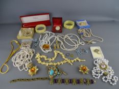 Quantity of costume and other jewellery, necklaces and bracelets