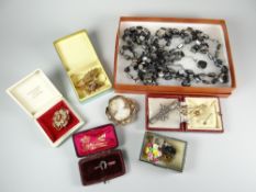 A parcel of mixed jewellery including 9ct yellow gold floral bar-brooch, 9ct yellow gold ring,