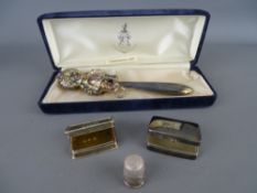 Silver vinaigrette, Birmingham 1844 (lacking grill), a later London hallmarked silver snuff box