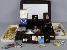 Interior mirrored jewellery case and contents