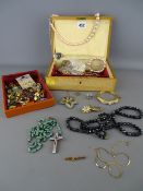Wooden lidded jewellery case with lift-out tray and contents including a nine carat gold bar brooch,