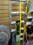 Small parcel of garden tools - spade, hoe, brush, metal seven tread stepladder, boxed set of drain