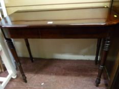 Reproduction D-end table on turned legs with turned supports