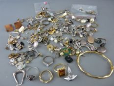 Mixed quantity of gold, silver and other jewellery including dress rings, a chased decorated