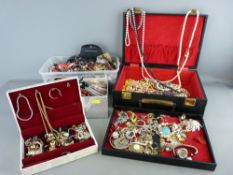 Mixed treasure trove quantity of vintage and later costume jewellery