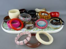 Large parcel of assorted bangles