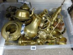 Tub of ornamental and other brassware including trench art