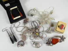 Parcel of assorted jewellery to include pair of 9ct gold earrings carnelians in box together with