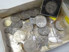 A parcel of Elizabeth II Jubilee commemorative coinage to include crowns ETC Condition reports