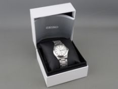 A BOXED GENT'S SEIKO SAPPHIRE WATER RESISTANT AUTOMATIC CALENDAR WRISTWATCH circa 2017, cost £200