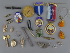 A PARCEL OF MIXED JEWELLERY including a pocket watch movement, two handbag pencils, a small gilt and