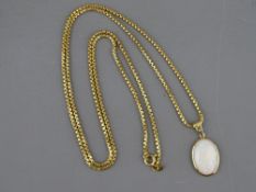 AN EIGHTEEN CARAT GOLD BOX CHAIN, 70 cms long, approximately 20 grms together with an opal