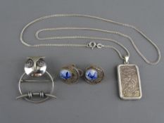 A SILVER INGOT & FINE CHAIN marked 'Suisse Half Ounce Fine Silver 999.0', 20 grms, a sterling silver