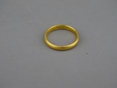 A TWENTY TWO CARAT GOLD WEDDING BAND, 3.1 grms, size K