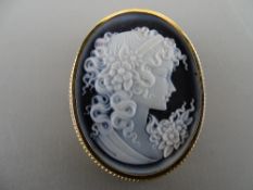 A FINE NINE CARAT GOLD FRAMED OVAL BLUE CAMEO PENDANT BROOCH, 3.3 cms long, young girl with floral