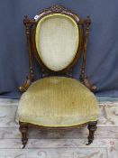 A CIRCA 1900 CARVED WALNUT SALON SIDE CHAIR on turned and reeded front supports and white pot