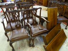 A GOOD EARLY 20th CENTURY MAHOGANY EXTENDING DINING TABLE having four additional leaves along with