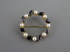 A NINE CARAT GOLD WREATH SHAPED SAPPHIRE & PEARL BROOCH, 4.5 grms gross