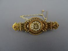 A FINE FIFTEEN CARAT GOLD TARGET STYLE BROOCH with safety chain and pin and having a centre tiny