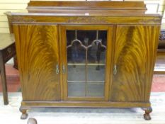 AN EARLY TO MID 20th CENTURY MAHOGANY RAILBACK STANDING CHINA CABINET having a centre glazed door
