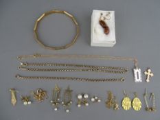 APPROXIMATELY 30 grms GROSS OF MIXED NINE CARAT GOLD JEWELLERY along with a nine carat gold metal