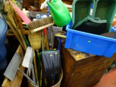 Folding workmate bench, quantity of long handled tools in a metal banded cardboard bucket, blue