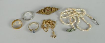 A parcel of jewellery to include 18ct gold wedding band, 9ct yellow gold antique bar brooch,