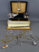 Vintage lidded jewellery box with lift-out tray containing a quantity of 925 and other stamped