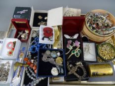 Good tray of costume jewellery etc