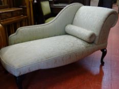 Nicely upholstered compact chaise longue