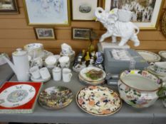 Large parcel of porcelain to include forty plus piece Colclough tea and dinner service, Masons