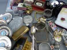 Tray of mixed collectables including compacts etc