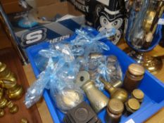 A large quantity of mixed sets of vintage metal weights