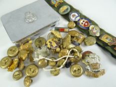 A MILITARIA COLLECTOR'S PARCEL including regimental buttons and regimental pins and regimental