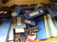 COLLECTION OF MAINLY HORNBY DUBLO BOXED RAILWAY including trains, wagons, trackside equipment etc
