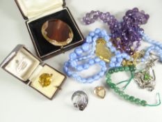 VARIOUS JEWELLERY including Scottish agate brooch in 9ct yellow gold frame, two strands of vintage